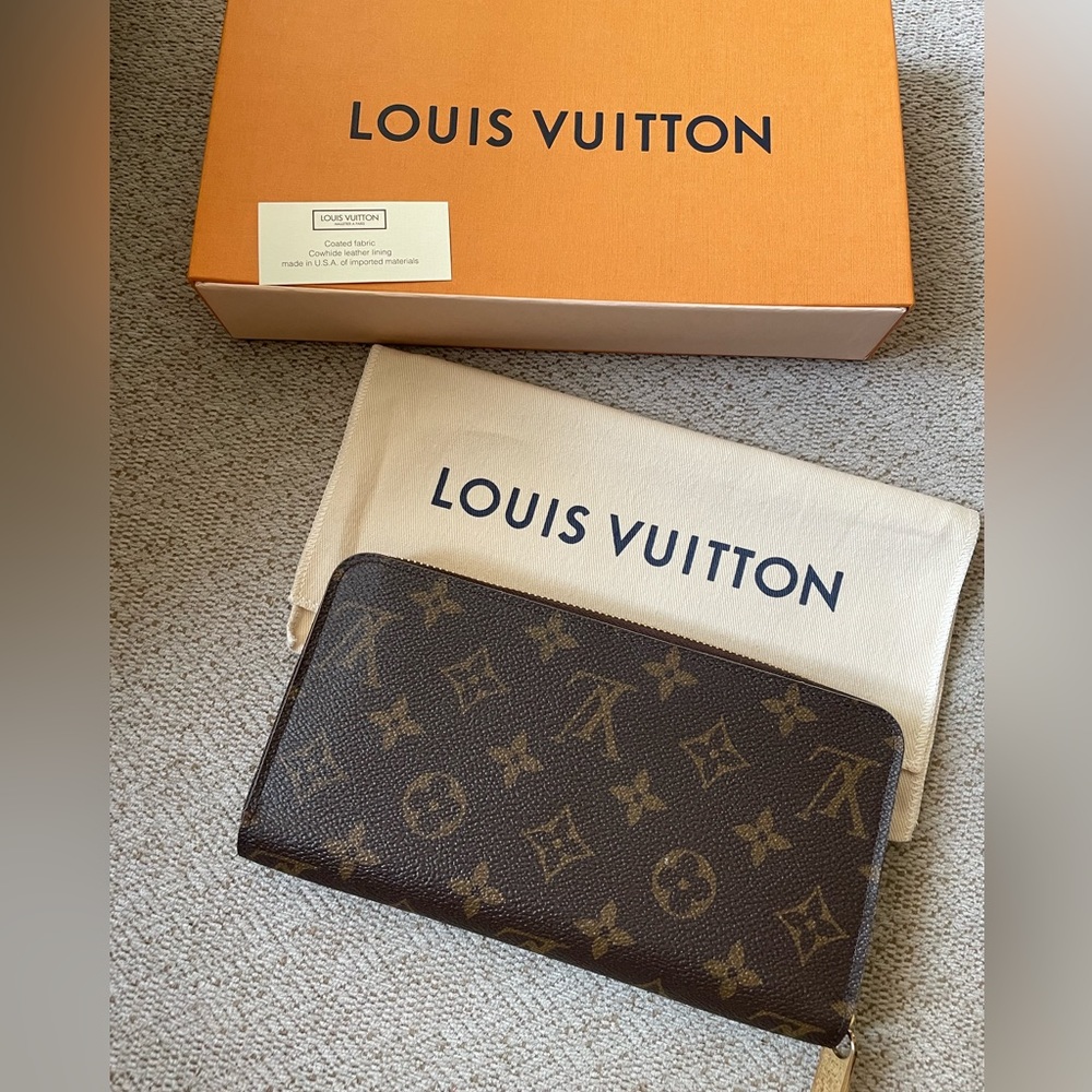 Louis Vuitton Monogram Zippy Wallet Fuchsia interior M41895